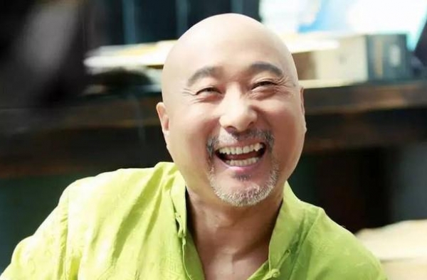 陈佩斯晒儿子近照，还吐槽儿子在片场睡觉，并放出各种睡觉的姿势