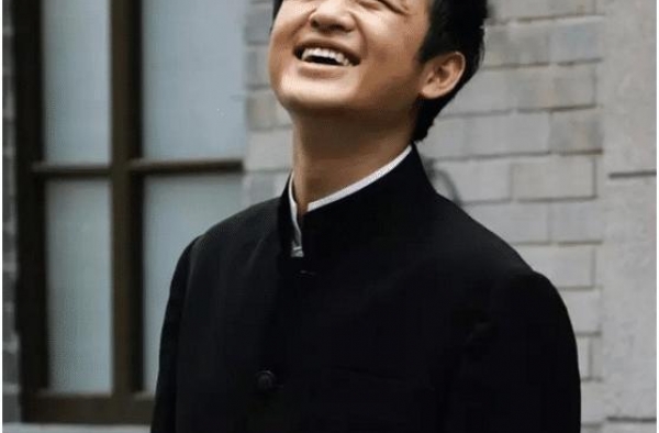 演技尴尬就算了，片酬却开口就要500万，周星驰：真不敢再用了