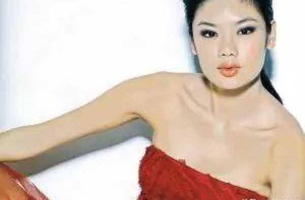 乐基儿40岁生日，抱儿子获老公亲吻：女人，嫁对人有多重要