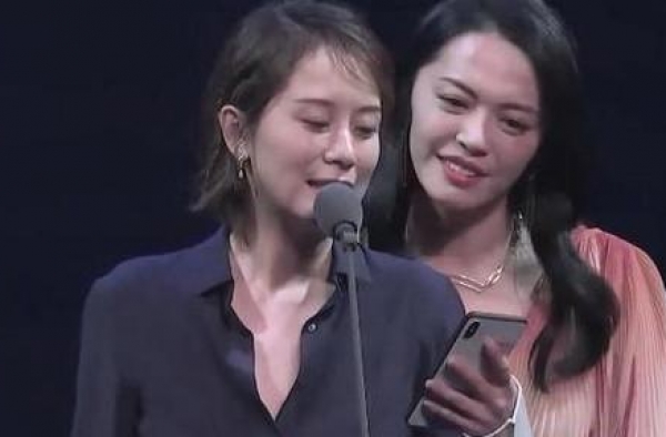 她被称＂妈妈专业户＂，曾因插足宋丹丹婚姻被骂，今55岁无人娶