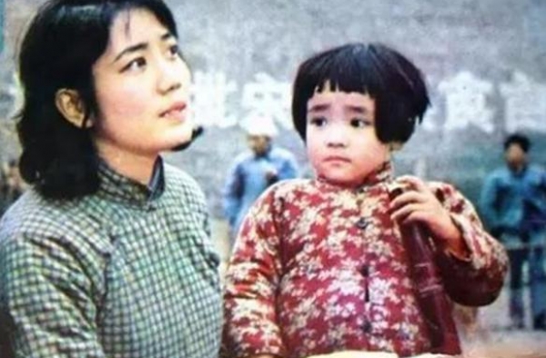 她是陈道明同学，双料影后、刘晓庆甘愿作配，后下海经商身家过亿
