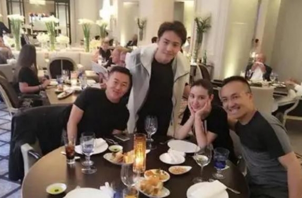张萌夫妇同框显恩爱，同穿休闲T恤亲密合照，CEO老公斯文年轻
