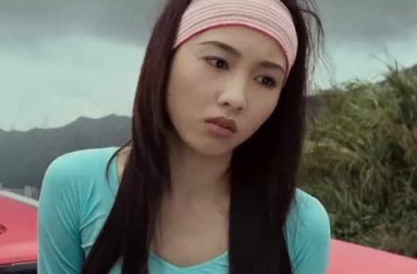 48岁黎姿晒跑步照，身形不输少女，曾意外曝光抱山环海的豪宅