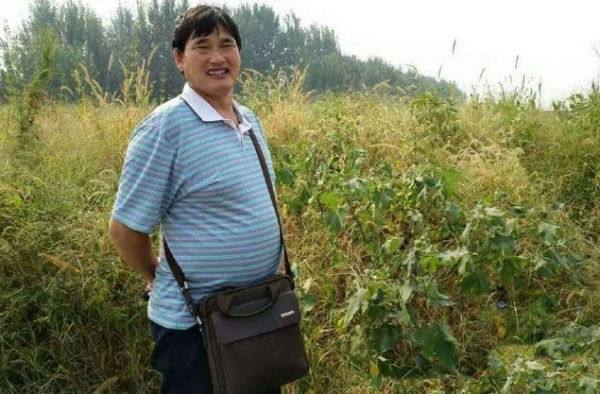 大衣哥农家乐开业，妻子盛装出席似明星，朱之文发礼品遭村民疯抢