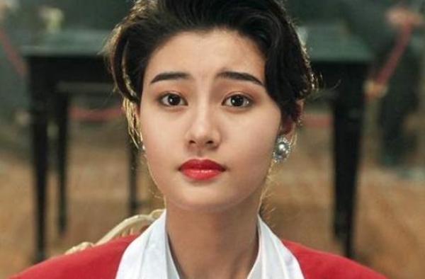 50岁李嘉欣“翻车”，与儿子遛狗晒惊人“臀照”，正脸却没法看