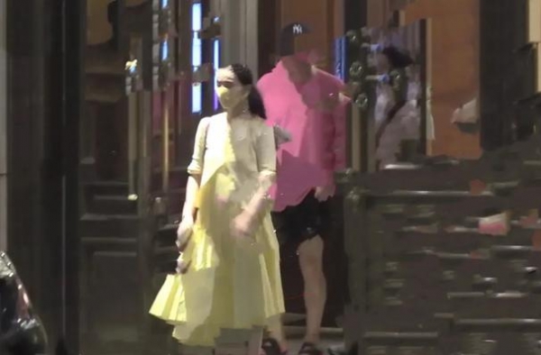 范冰冰深夜与好友聚会，小腹突出明显