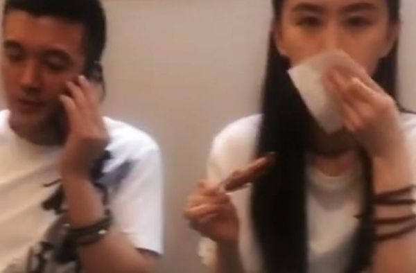 杨子深夜与美女聚餐，两人戴同款情侣手链，身旁不见老婆黄圣依