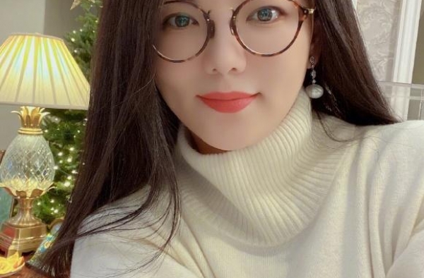 李湘被出轨后直播首秀，一手一个大钻戒，避而不谈心情糟糕的原因
