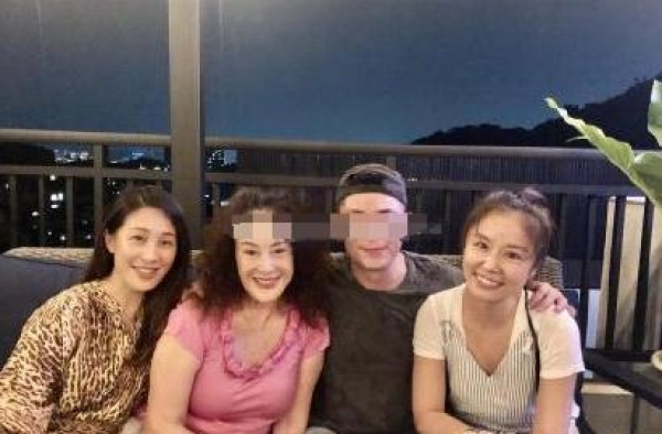 霍建华一家三口合体，林心如照顾女儿母爱满满，小海豚正面曝光