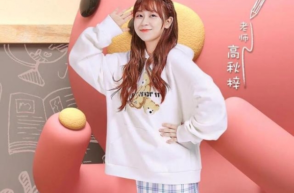 高秋梓因穿短裙被骂惨，JK圈女生直指其穿山寨