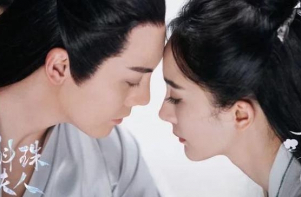 杨幂魏大勋疑似一起过七夕，刘恺威现身独自工作，形单影只显寂寞