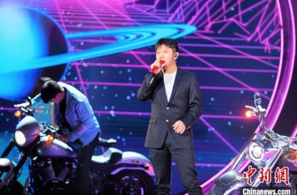 胡海泉独唱《奔跑》出道20多年对音乐热爱不变