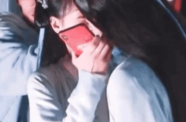 琉璃：司凤趁璇玑玩手机偷亲她，女方的反应一点都不含蓄，我酸了