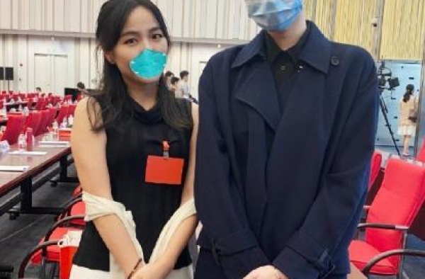 奚梦瑶近照，素颜黑眼圈重显憔悴，含胸驼背毫无超模气质