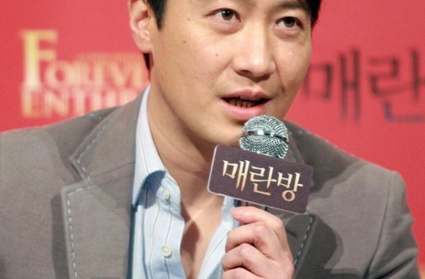 天王黎明情归小19岁女助理，两人孩子已2岁，黎明为孩子做饭
