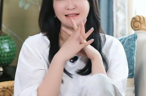 王小骞曝21年前和主持人老公裸婚，婚纱照都没有！如今戴大钻戒