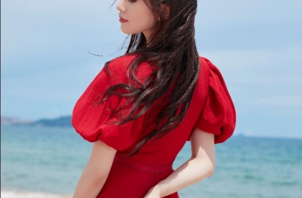 刘诗诗，大红长裙超美！难得一见的光脚丫还是埋在沙子里。
