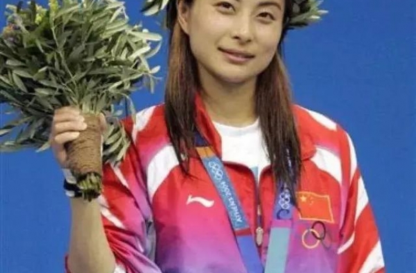 郭晶晶李湘同台，李湘一身高定郭晶晶简单搭配，谁是豪门一目了然