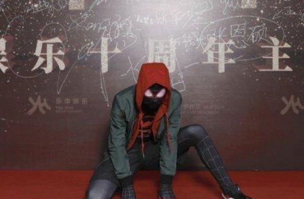 工作人员满场找王一博，最后发现王一博就是他眼前的蜘蛛侠哈哈哈