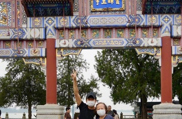 邓超分享与74岁母亲游玩照，疑孙俪亲自掌镜，合抱大树尽显温馨