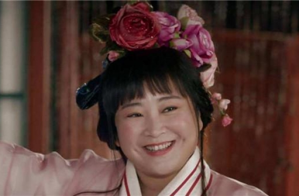贾玲如何“无底线”恶搞女英雄？粉丝观点更奇葩！自以为是的幽默