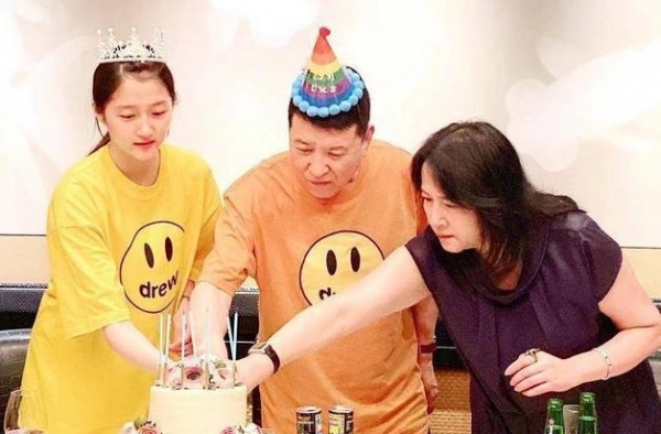 关晓彤为父亲大办生日宴，邀同学现身贺寿，准女婿鹿晗缺席引热议