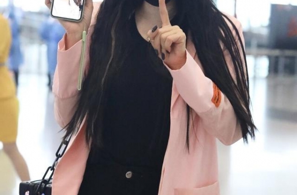 钟丽缇现身北京机场，与粉丝亲近交流，身边却不见张伦硕
