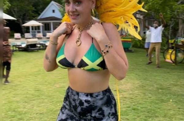 果里果气！阿黛尔近照曝光 浑身色彩斑斓似水果姐