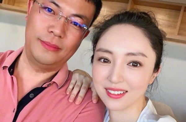 董璇恋爱带娃两不误，小酒窝成童模放光彩，高云翔走路低头显悲伤
