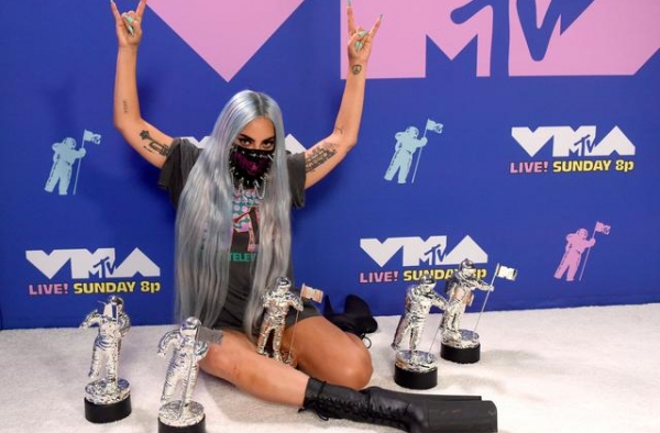 Gaga与A妹戴口罩表演，成VMA“先锋奖”首位获奖者