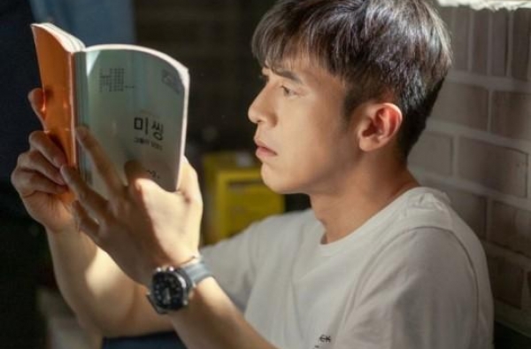 韩国艺人高洙SNS发《missing》剧照嘱咐粉丝准时收看