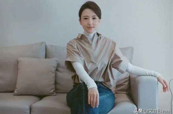 央视主持张蕾太会打扮，穿西装左右各挖空，这打扮央视女主持少见