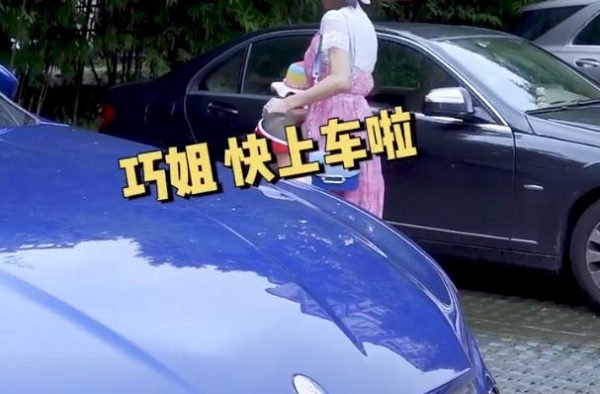 金巧巧住花园豪宅还骑电动车，俩孩子挤前后座，不戴头盔遭批评