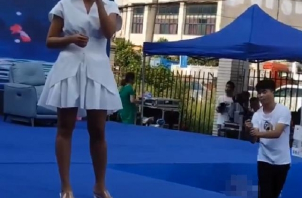 ＂快女＂谈莉娜现身商演，皮肤太黑被指似大妈，曾被传嫁富豪老公