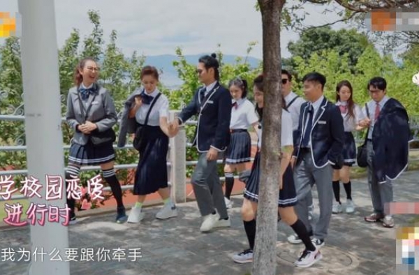 有种不合群叫吉娜，女生们牵手走，就她偏要牵着郎朗，谢娜无语了