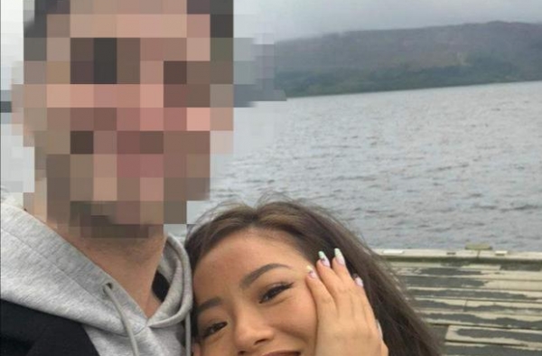 王菊脱单了？晒与外国男子亲密合照笑容甜蜜，如胶似漆疑似同居