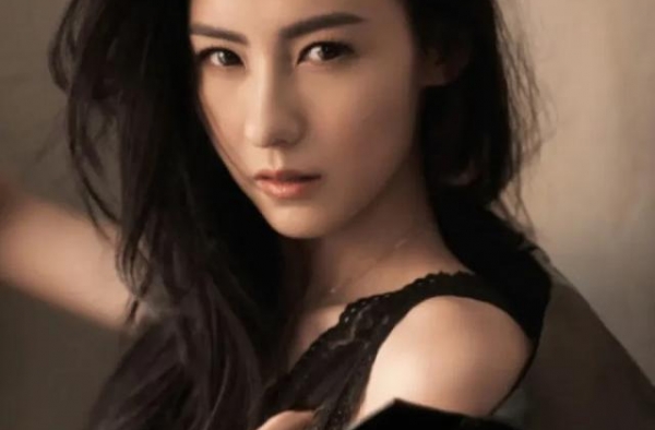 张柏芝三胎儿子正脸曝光，混血感消失撞脸谢霆锋，网友：真相了！