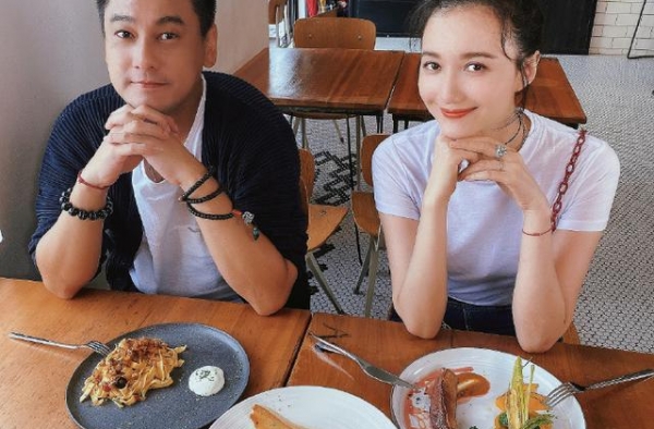 朱孝天与妻子甜蜜出游身材清瘦 曾自曝患基因疾病