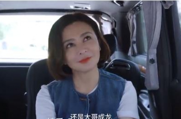 关之琳串门打扮低调，参观甄子丹豪宅惊叹连连，还与之同框健身