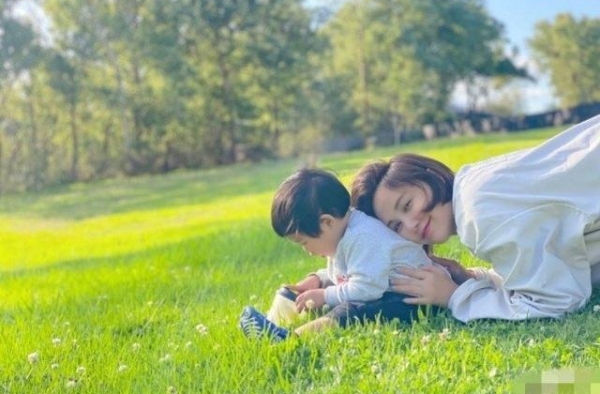张歆艺为儿子在小区喷洒驱蚊水，曾因母乳爆肥40斤，当妈后太拼