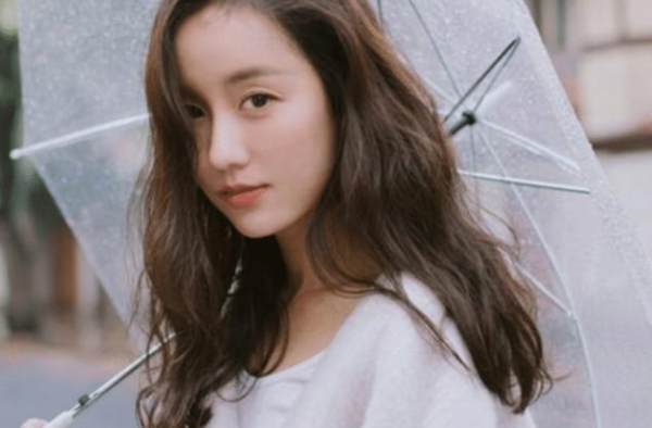 胡歌带她入行，唐嫣将她带火，大家都想娶她，今三十六岁美到犯规
