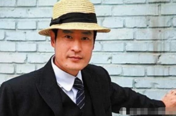 出道37年的老戏骨，如今58岁零绯闻，坐轮椅都坚持自己上阵