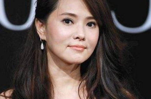 知名女星为生娃，不顾53岁高龄吃药生二胎，丈夫还公然出轨