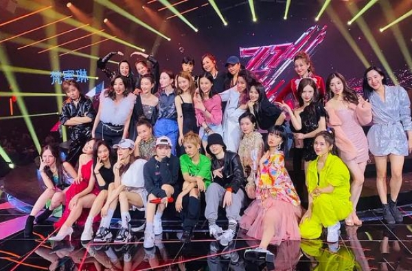 成团夜彩排！李宇春与27个姐姐合影，张含韵疑故意离李宇春很远