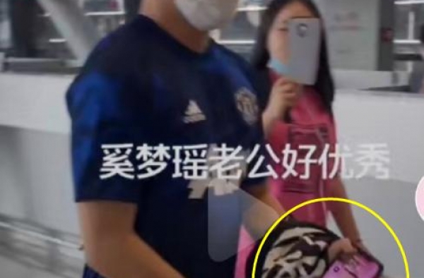 发糖！何猷君手机屏保曝光 是求婚奚梦瑶时的合照