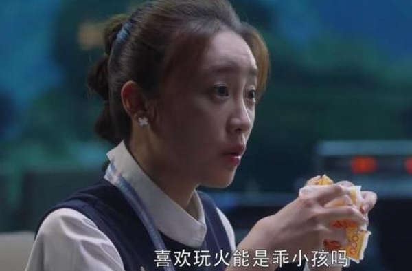 对“小三”恶意多大？张月与男子当街搂抱被骂，网友入戏太深了