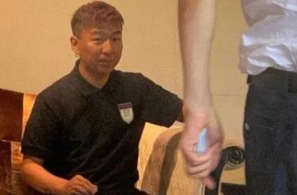 44岁陈羽凡近照，满脸横肉身材臃肿，和当年瘦削的形象判若两人
