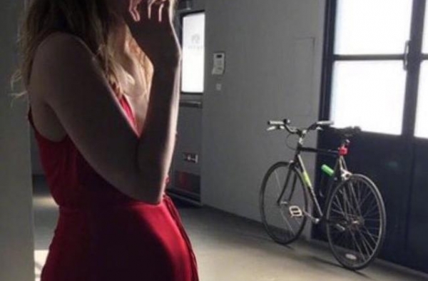 大本女友怀孕？安娜·德·阿玛斯近照小腹隆起明显