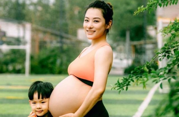 前体操天后刘璇 挺巨肚玩倒立一字马