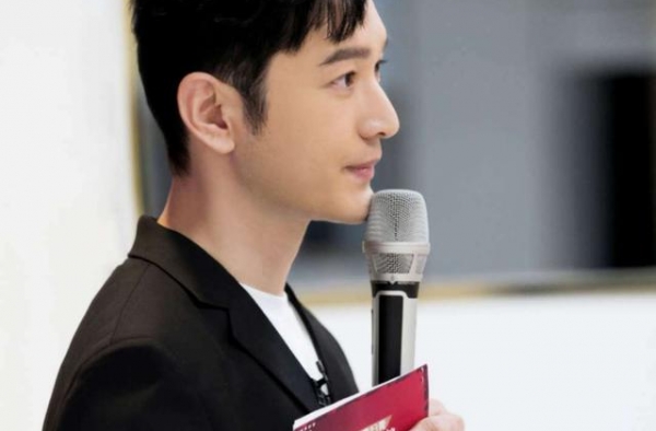 从“中年王子病”到“端水艺术家”，黄晓明这个夏天历险成功了吗